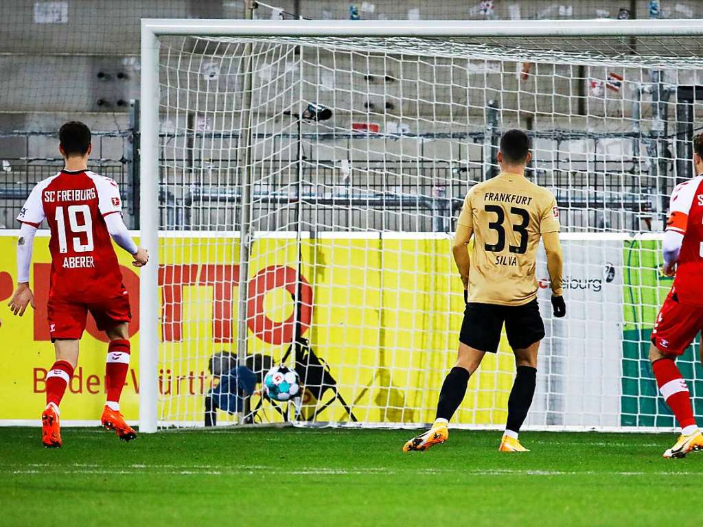 Gegen Eintracht Frankfurt kann der SC Freiburg im letzten Spiel der Hinrunde ein umkmpftes 2:2-Unentschieden erringen.