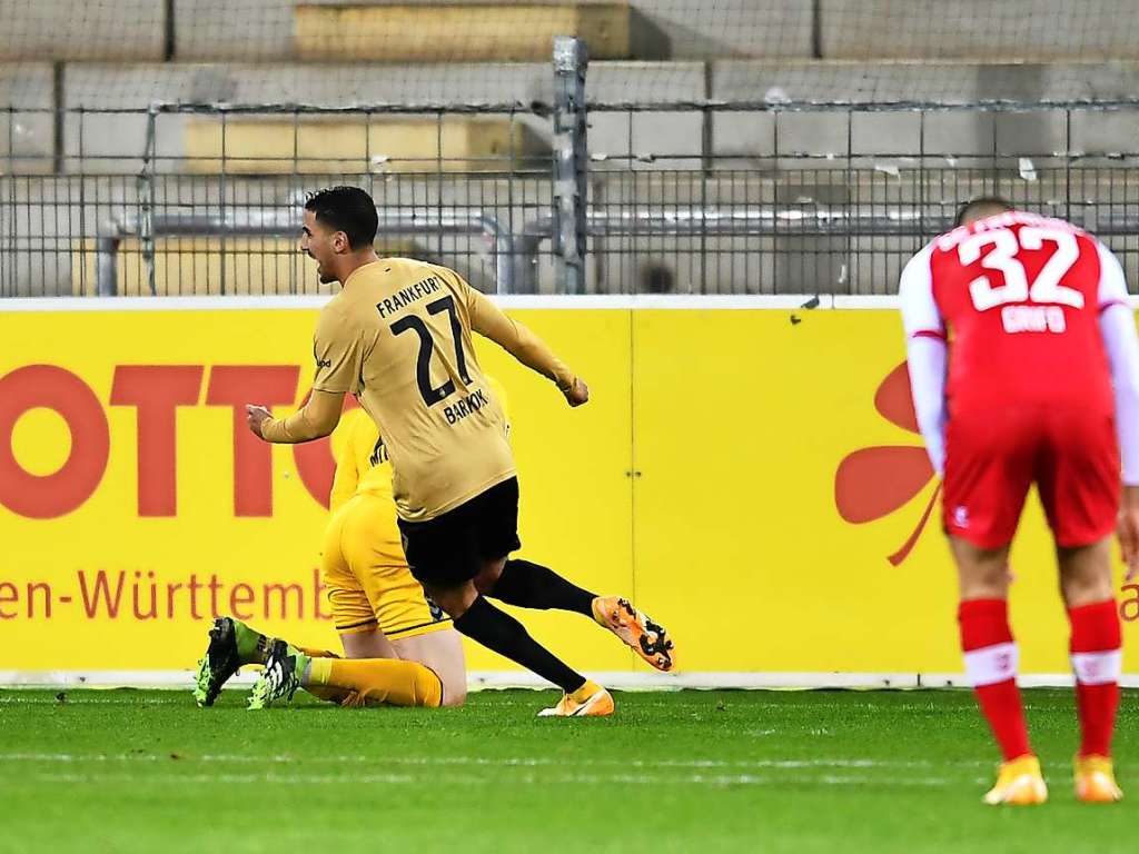 Gegen Eintracht Frankfurt kann der SC Freiburg im letzten Spiel der Hinrunde ein umkmpftes 2:2-Unentschieden erringen.