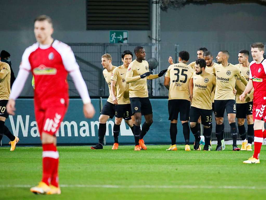 Gegen Eintracht Frankfurt kann der SC Freiburg im letzten Spiel der Hinrunde ein umkmpftes 2:2-Unentschieden erringen.