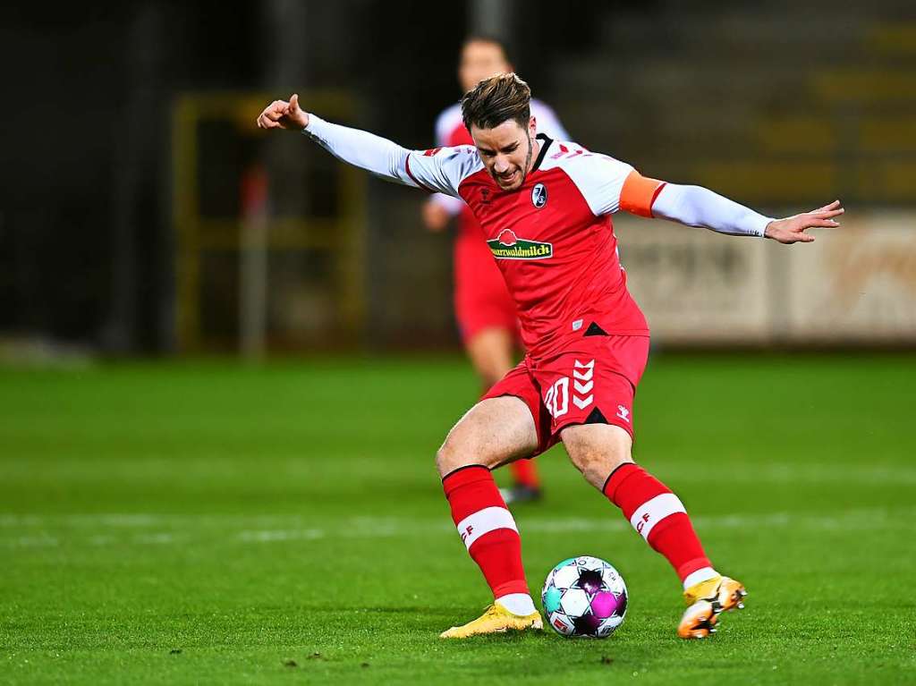 Gegen Eintracht Frankfurt kann der SC Freiburg im letzten Spiel der Hinrunde ein umkmpftes 2:2-Unentschieden erringen.