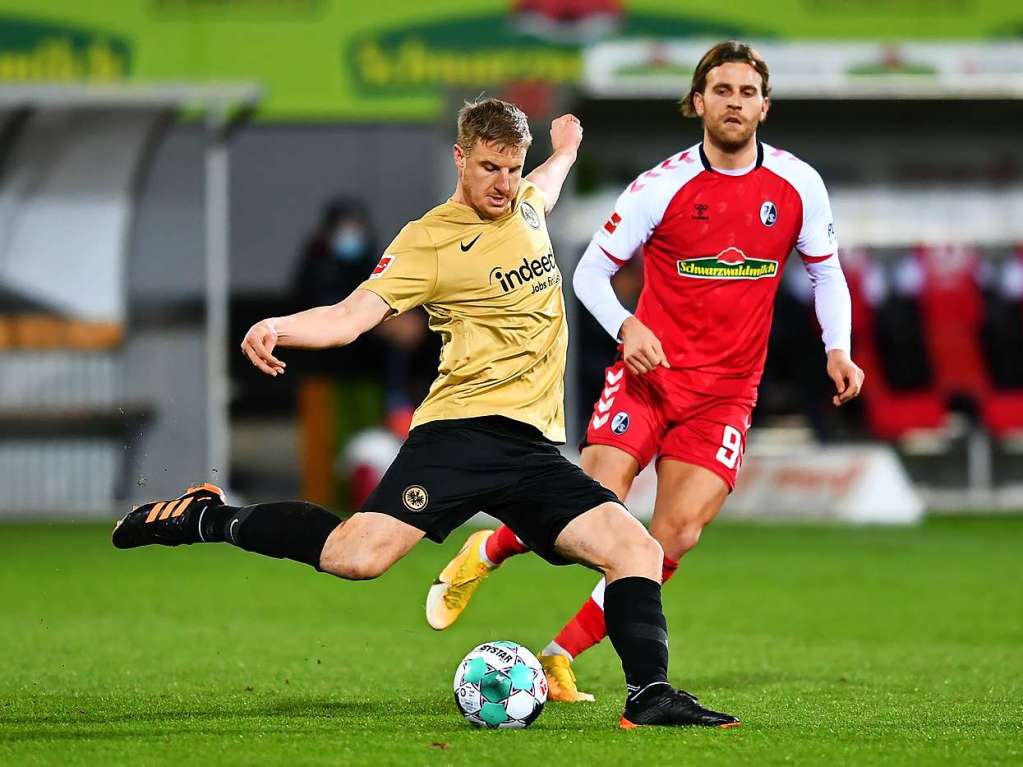 Gegen Eintracht Frankfurt kann der SC Freiburg im letzten Spiel der Hinrunde ein umkmpftes 2:2-Unentschieden erringen.