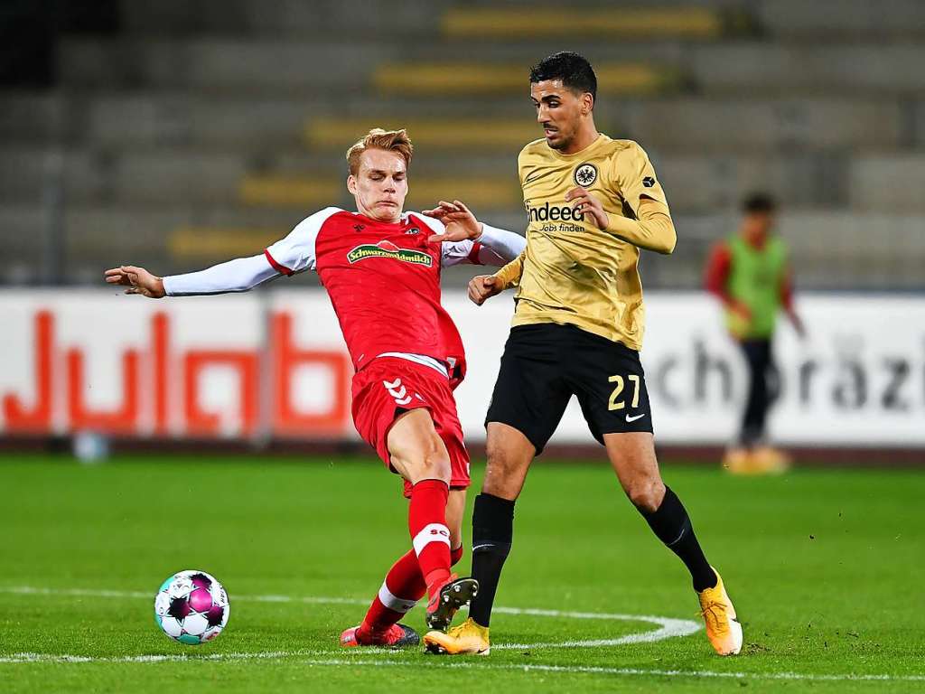 Gegen Eintracht Frankfurt kann der SC Freiburg im letzten Spiel der Hinrunde ein umkmpftes 2:2-Unentschieden erringen.