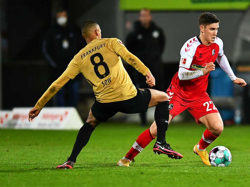 Gegen Eintracht Frankfurt kann der SC Freiburg im letzten Spiel der Hinrunde ein umkmpftes 2:2-Unentschieden erringen.