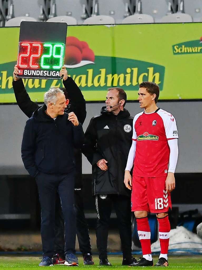 Gegen Eintracht Frankfurt kann der SC Freiburg im letzten Spiel der Hinrunde ein umkmpftes 2:2-Unentschieden erringen.