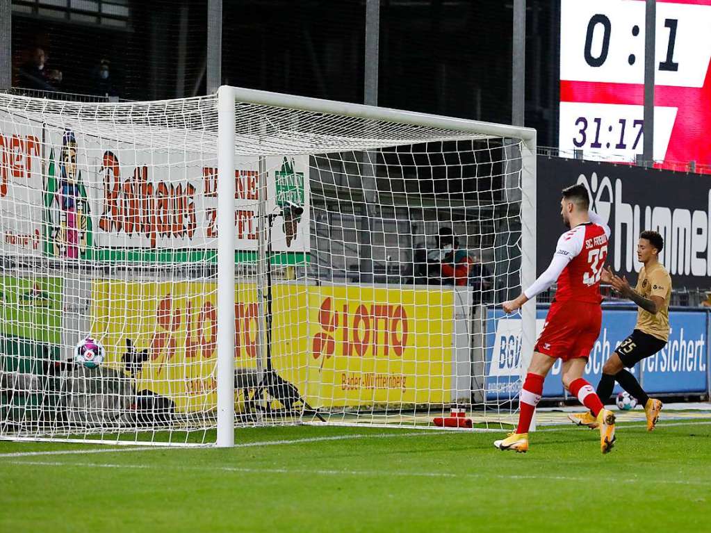 Gegen Eintracht Frankfurt kann der SC Freiburg im letzten Spiel der Hinrunde ein umkmpftes 2:2-Unentschieden erringen.