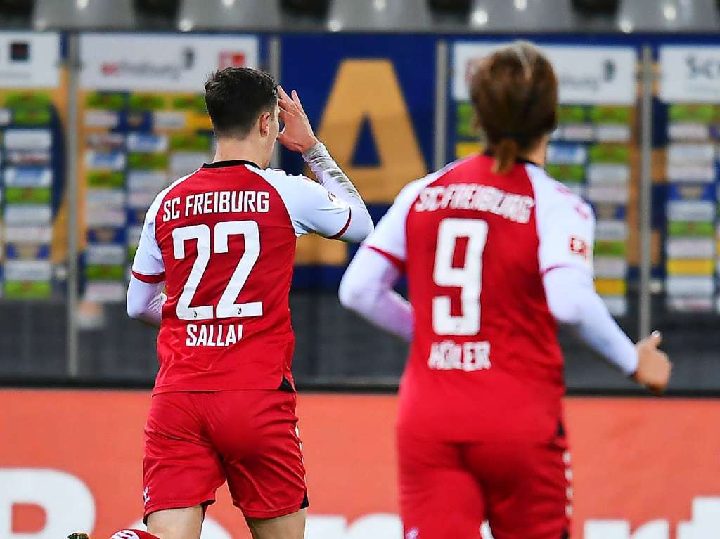 Gegen Eintracht Frankfurt kann der SC Freiburg im letzten Spiel der Hinrunde ein umkmpftes 2:2-Unentschieden erringen.