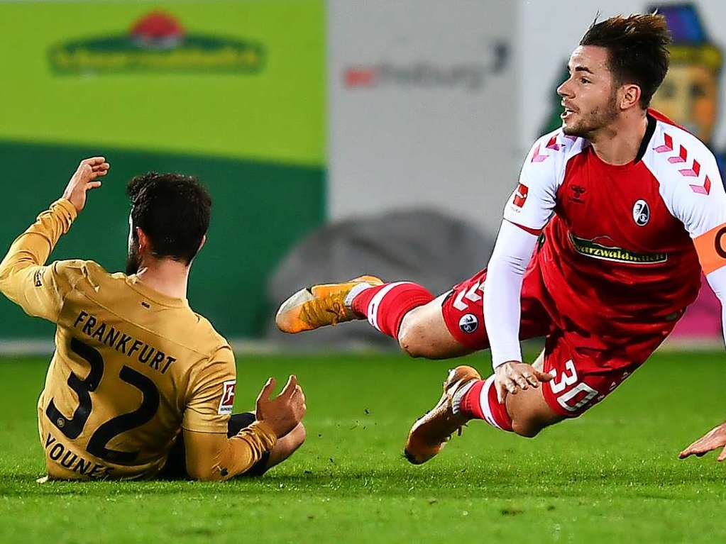 Gegen Eintracht Frankfurt kann der SC Freiburg im letzten Spiel der Hinrunde ein umkmpftes 2:2-Unentschieden erringen.