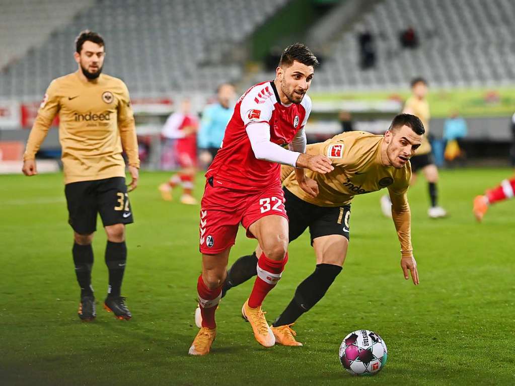 Gegen Eintracht Frankfurt kann der SC Freiburg im letzten Spiel der Hinrunde ein umkmpftes 2:2-Unentschieden erringen.