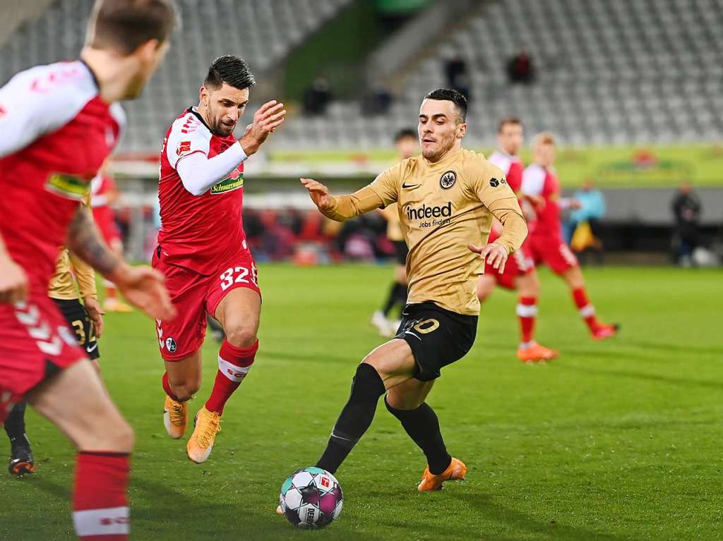 Gegen Eintracht Frankfurt kann der SC Freiburg im letzten Spiel der Hinrunde ein umkmpftes 2:2-Unentschieden erringen.