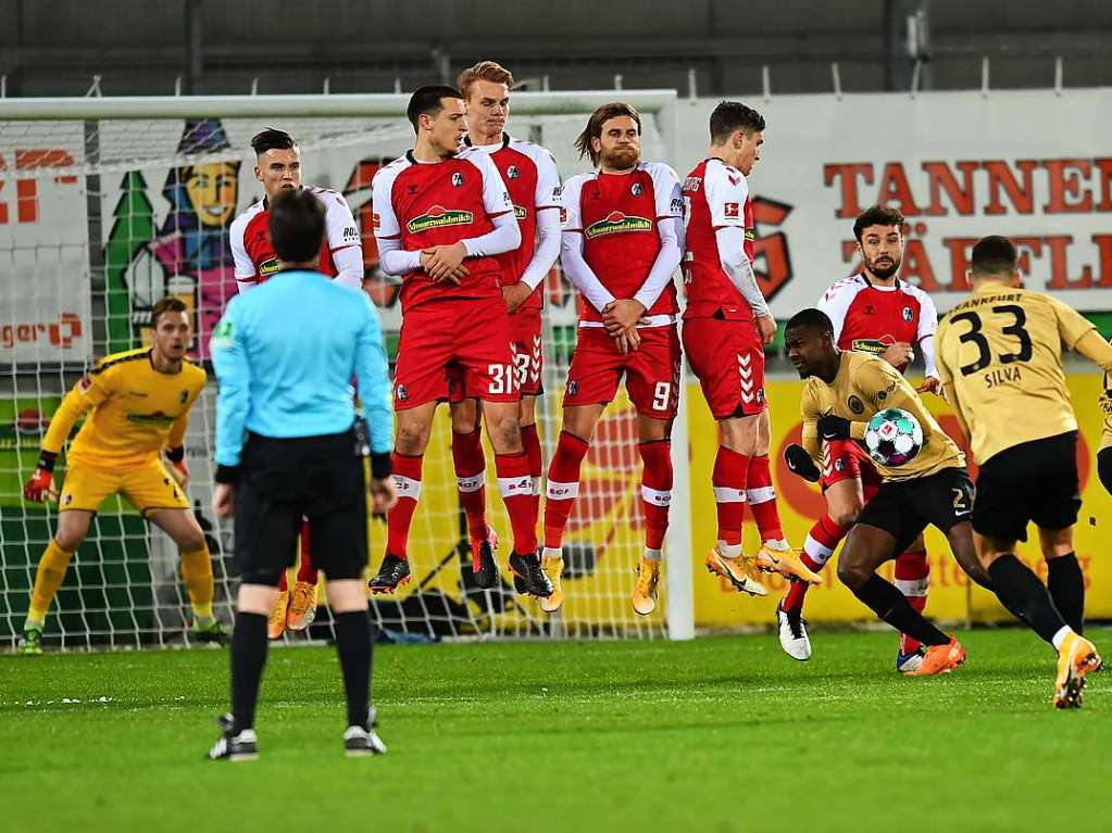 Gegen Eintracht Frankfurt kann der SC Freiburg im letzten Spiel der Hinrunde ein umkmpftes 2:2-Unentschieden erringen.