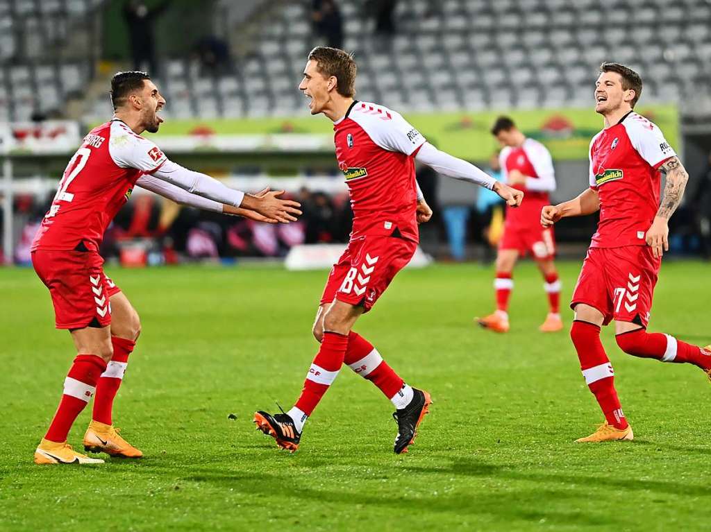 Nils Petersen (rechts) freut sich mit Vincenzo Grifo ber sein Jokertor. 