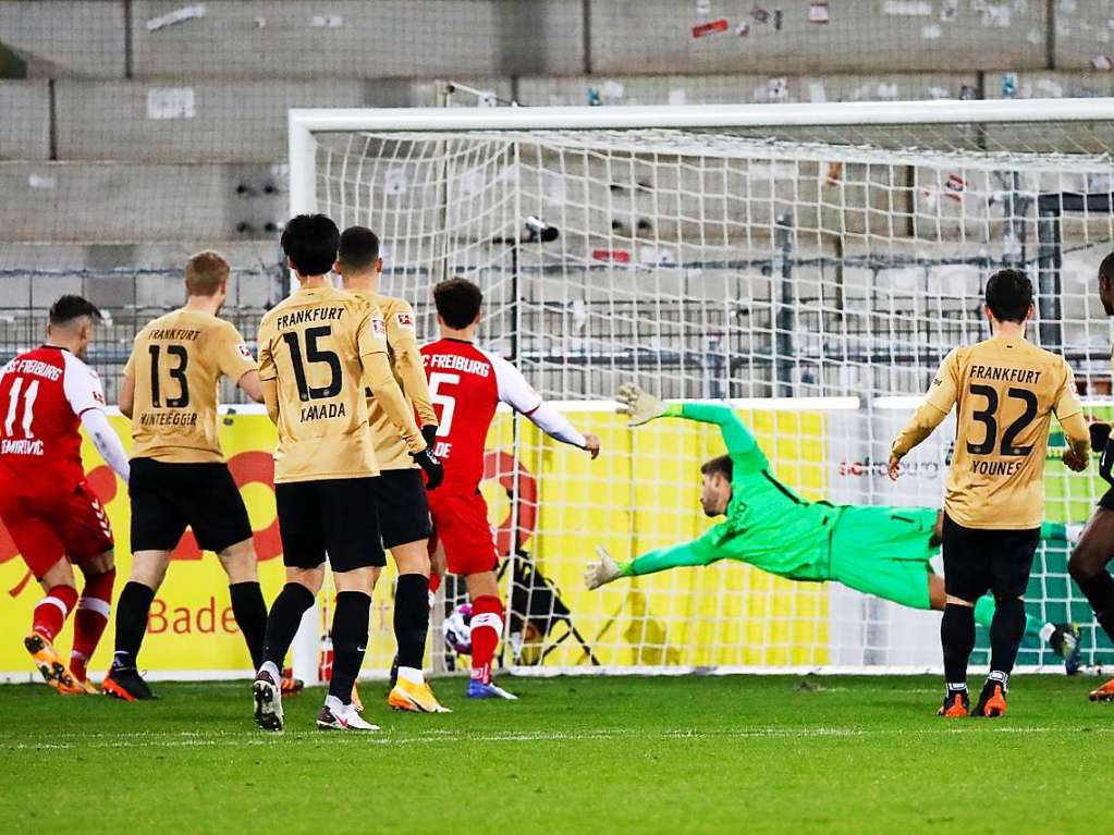 Gegen Eintracht Frankfurt kann der SC Freiburg im letzten Spiel der Hinrunde ein umkmpftes 2:2-Unentschieden erringen.