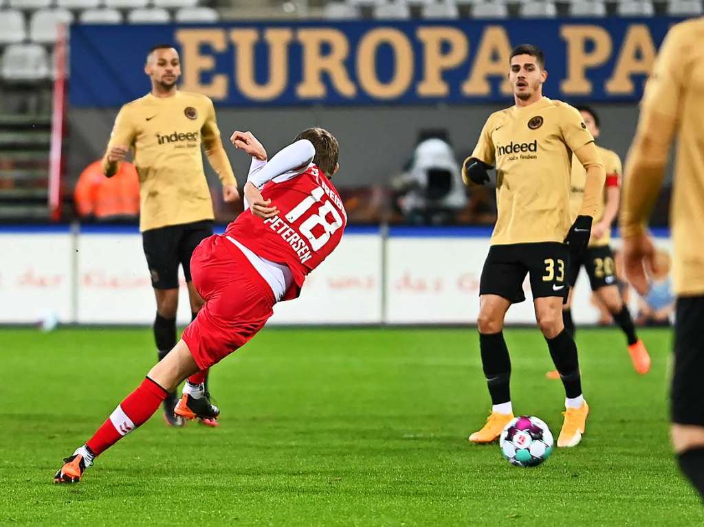 Gegen Eintracht Frankfurt kann der SC Freiburg im letzten Spiel der Hinrunde ein umkmpftes 2:2-Unentschieden erringen.