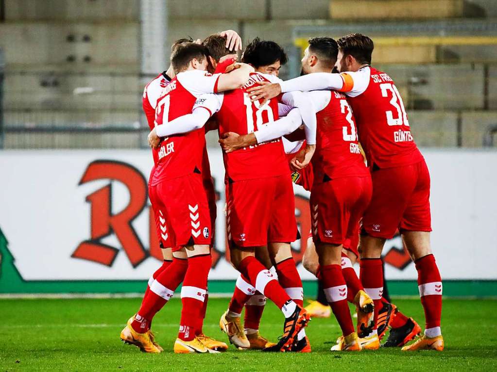 Gegen Eintracht Frankfurt kann der SC Freiburg im letzten Spiel der Hinrunde ein umkmpftes 2:2-Unentschieden erringen.