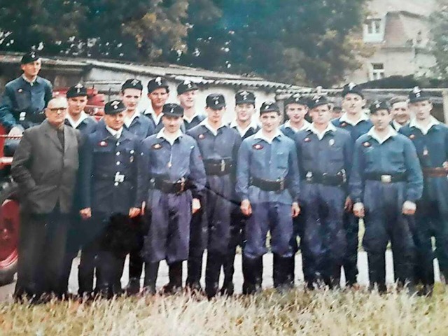 Die Feuerwehrmannschaft in Schweighof Mitte der 1960er Jahre...  | Foto: Feuerwehr Schweighof