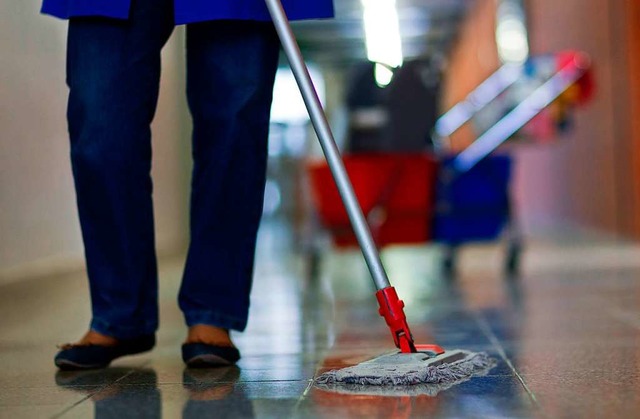 Symbolbild: Als Reinigungskraft in der...ystemrelevant&#8220; wirklich bedeutet  | Foto: Jens Bttner