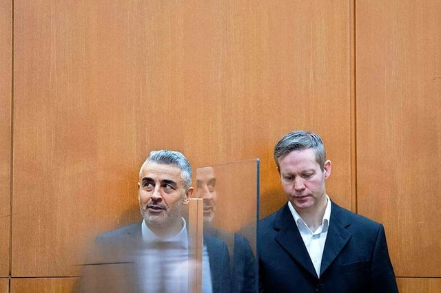 Der Hauptangeklagte Stephan Ernst (r) ...ben seinem Verteidiger Mustafa Kaplan.  | Foto: Boris Roessler (dpa)