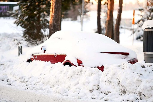 In der Schweiz sollte man das Auto nic...llstndig von Schnee und Eis befreien.  | Foto: Vesa Moilanen (dpa)