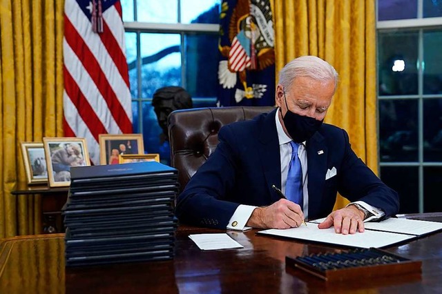 Anders als Vorgnger Trump trgt US-Pr...auch am Schreibtisch eine Schutzmaske.  | Foto: Evan Vucci (dpa)
