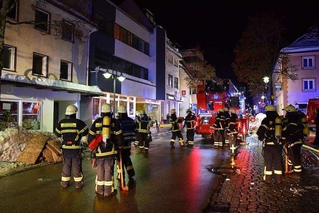 Schutthaufen gerät in Neustadt in Brand: Frau erleidet Rauchgasvergiftung