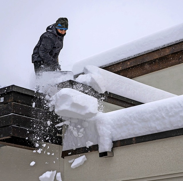 Wenn es zuviel wird mit  der weien Pr...Dach sicherheitshalber gerumt werden.  | Foto: Jean-Christophe Bott