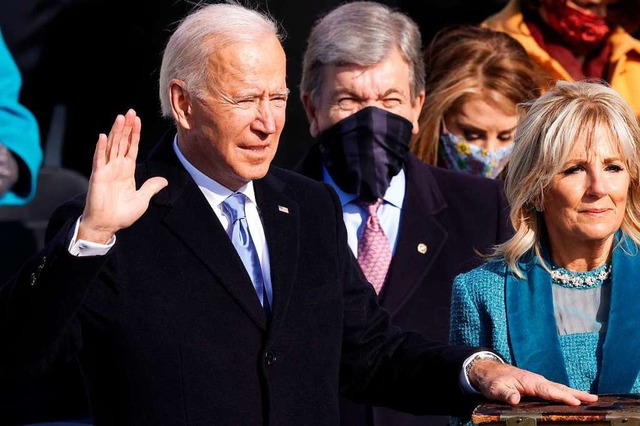 Der neue US-Prsident Joe Biden schwr...ts ist seine Frau Jill Biden zu sehen.  | Foto: ALEX WONG (AFP)