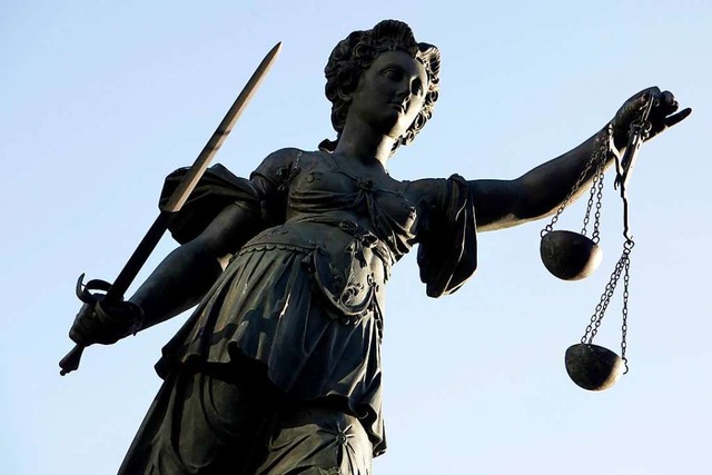 Justitia hatte erneut mit sexuellem Missbrauch zu tun.  | Foto: Frank Rumpenhorst (dpa)