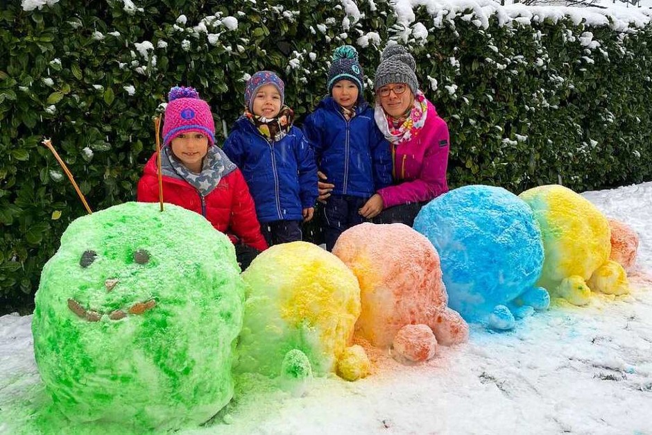 Platz 1: Schneeraupe, mit Lebensmittelfarbe eingefärbt: von Maja (8) und ihren Zwillingsbrüdern Matteo und Mailo (3), Heitersheim (Foto: Privat) Platz 1: Schneeraupe, mit Lebensmittelfarbe eingefärbt: von Maja (8) und ihren Zwillingsbrüdern Matteo und Mailo (3), Heitersheim (Foto: Privat)