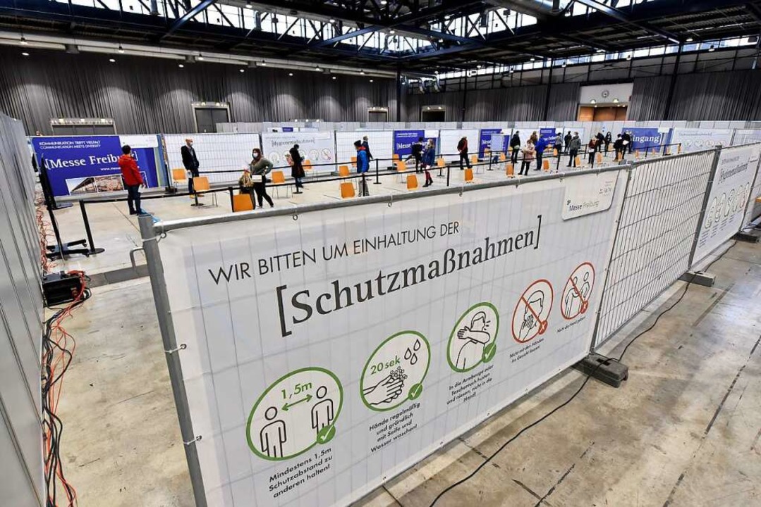Nach der Erstimpfung in der Messe nahm...em Vorwand die Impfberechtigungskarte.  | Foto: Thomas Kunz
