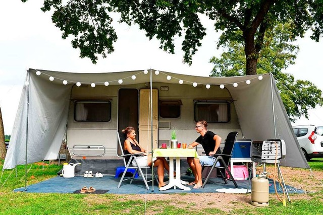 Campen schont das Klima &#8211; im Vergleich zu einem Trip ins  Wellnesshotel.  | Foto: Tobias Hase (dpa)