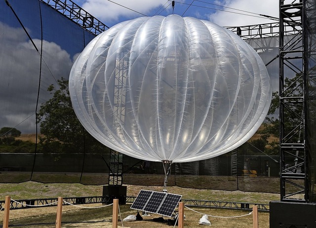 Abgestrzt: ein Ballon von Googles &#8222;Project Loon&#8220;  | Foto: Andrej Sokolow (dpa)