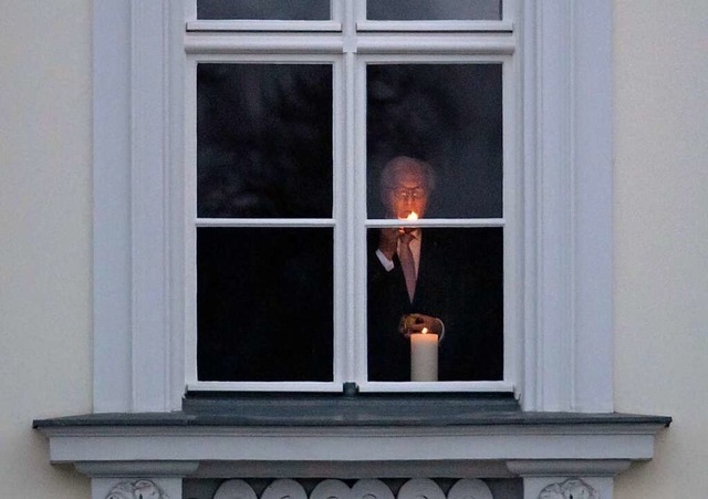 Bundesprsident Frank-Walter Steinmeie...Aktion &#8222;Lichtfenster&#8220; auf.  | Foto: Bernd von Jutrczenka (dpa)
