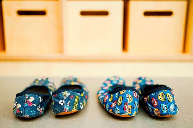 Hausschuhe stehen in einem stdtischen Kindergarten vor der Garderobe.   | Foto: Uwe Anspach