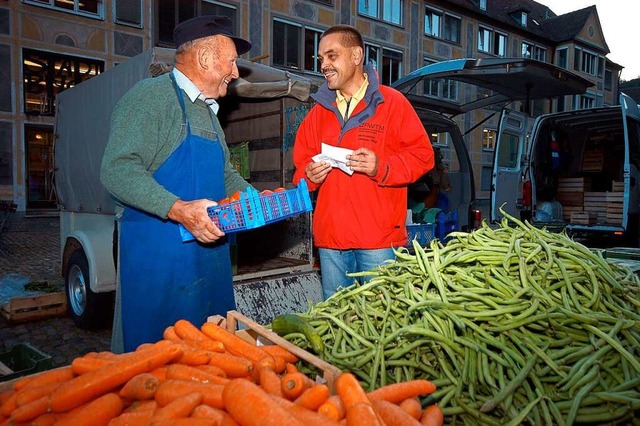 Marktmeister Andreas Weigl (rechts) im...rtel nach sechs auf dem Mnstermarkt.   | Foto: Thomas Kunz
