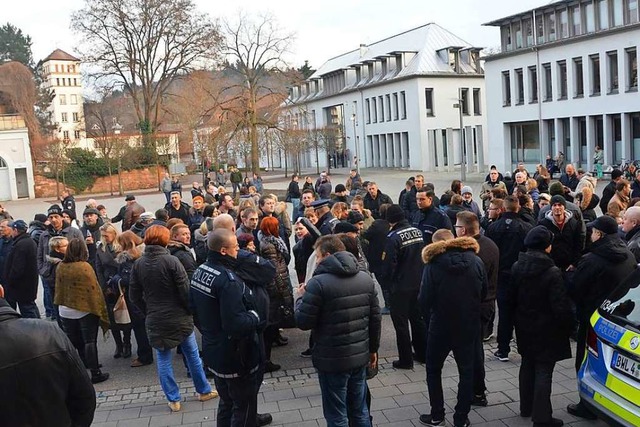 Auflauf nach einer Falschmeldung: Die ...f dem Rathausplatz am 24. Januar 2016.  | Foto: Christian Kramberg