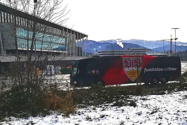 Mannschaftsbus des VfB Stuttgart dreht Ehrenrunde am neuen SC-Stadion