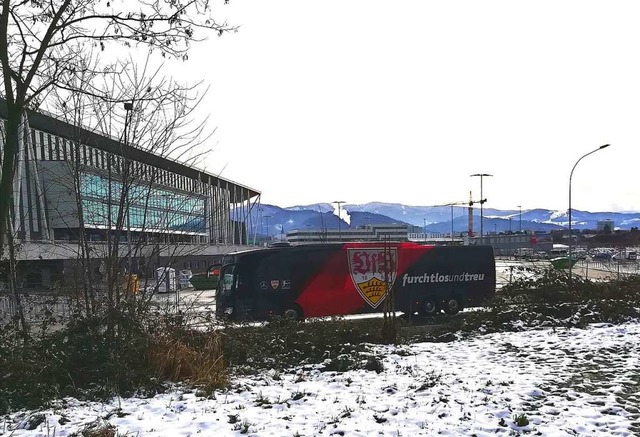 Der VfB-Bus vor dem neuen Stadion im Industriegebiet Nord.  | Foto: Thomas Niederer