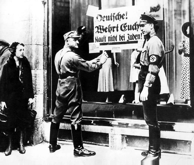 Judenfeindlichkeit in der ersten Zeit ...ntisemitisches Plakat an einen Laden.   | Foto: A0009 dpa