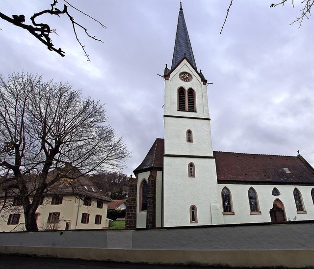 Die evangelische Kirche dominiert das Ortsbild von Bickensohl.  | Foto: Herbert Trogus