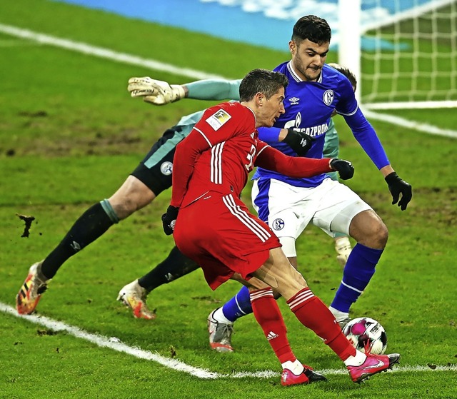 Gleich schlgt&#8217;s ein: Robert Lew...rentscheidenden 2:0 fr den FC Bayern.  | Foto: LEON KUEGELER (AFP)