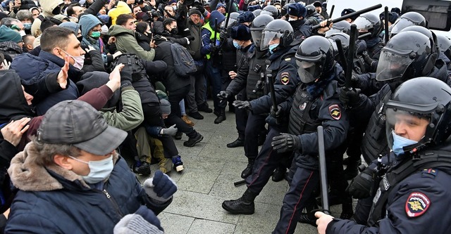 Demonstranten stoen in der Moskauer I... Einsatzkrften der Polizei zusammen.   | Foto: KIRILL KUDRYAVTSEV