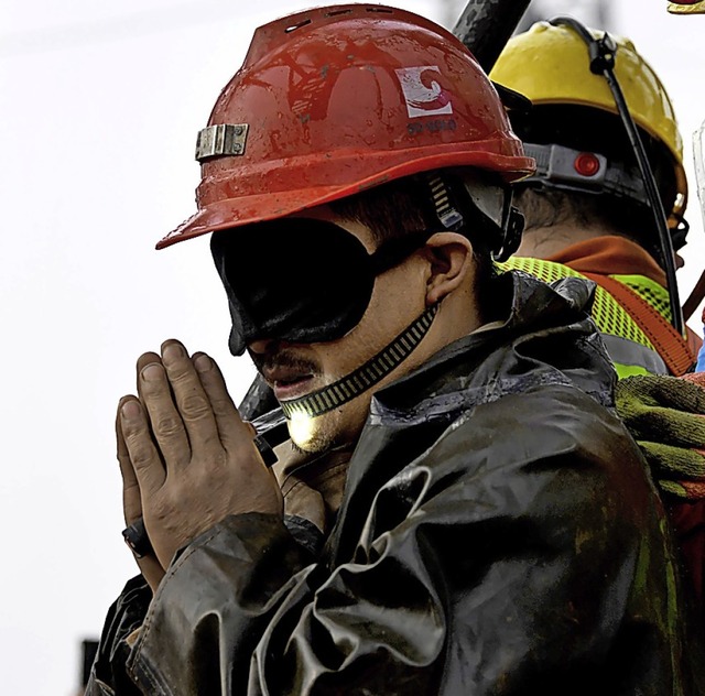 Geste der Dankbarkeit: Ein Bergmann kurz nach seiner Rettung   | Foto: Chen Hao (dpa)