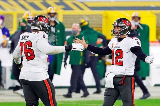 Tom Brady (Nr.12, rechts) und die Tamp...en im Superbowl auf die Kansas Chiefs.  | Foto: Stacy Revere (AFP)