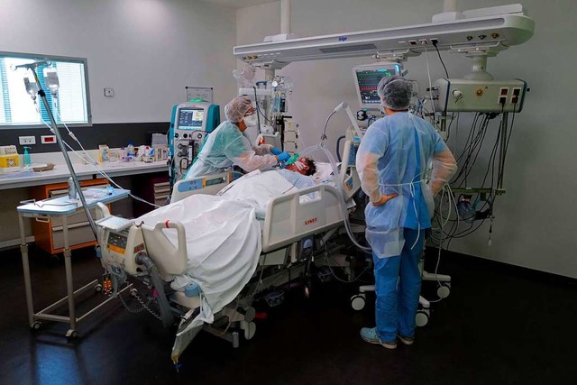 In mehreren Krankenhusern auerhalb G...f die britischen Mutation zurckgehen.  | Foto: SEBASTIEN BOZON (AFP)