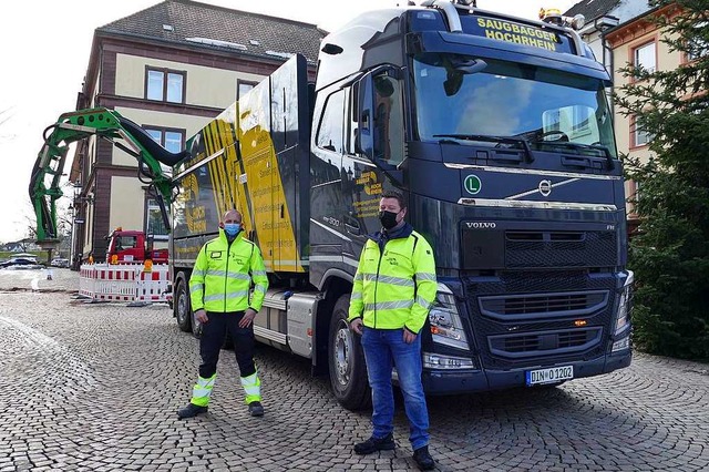 Das Team von Saugbagger Hochrhein: Mas...r Oliver Schapfel vor ihrem Saugbagger  | Foto: Stefan Mertlik