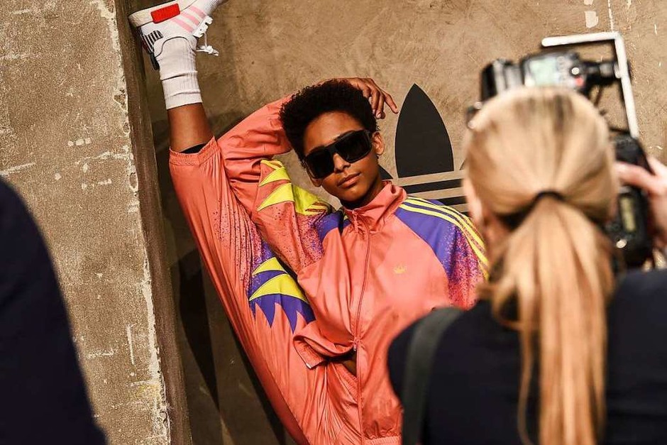 Ein Model präsentiert eine Kreation von Adidas bei der About You Fashion Week im Kraftwerk Berlin (Foto: Kira Hofmann (dpa)) Ein Model präsentiert eine Kreation von Adidas bei der About You Fashion Week im Kraftwerk Berlin (Foto: Kira Hofmann (dpa))