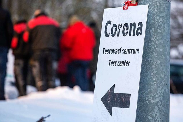 Dieses Schild weist zu einem Testcente...strengere Einreiseregeln. (Symbolbild)  | Foto: Armin Weigel (dpa)