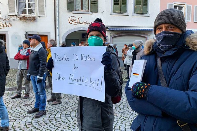 Die Anwesenden zeigten sich solidarisc...von der Polizei durchsucht worden war.  | Foto: Simone Hhl