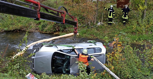 Auch wenn ein Auto im Neumagen landet, rckt die Feuerwehr Staufen aus.  | Foto: Feuerwehr Staufen