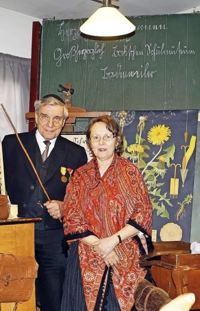 Die Museumsleiter Bernd und Ulrike Sch...istorischen Schulstube in Badenweiler.  | Foto: Silke Hartenstein